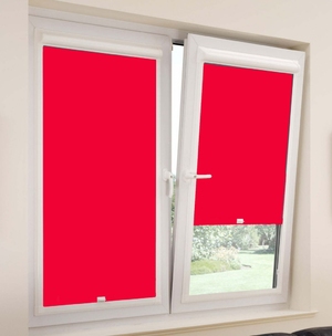Закрытые рулонные шторы  красного цвета