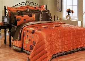 Яркие красивые покрывала на кровать шьются из шелка или атласа