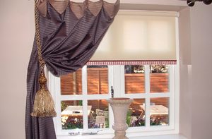 Короткие шторы используются в помещениях с маленькими окнами